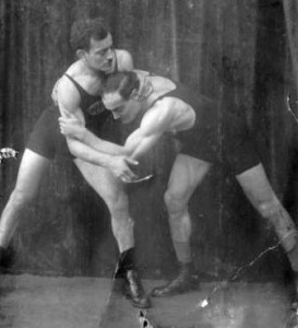 Die Brüder Julius und Hermann Baruch, in den 20-er Jahren bekannte Sportler, stellen einen Ringkampf für den Fotograf. 