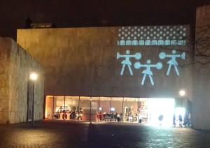 Während der Eröffnungsnacht wurde die Fassade des Jüdischen Museums München abwechselnd mit Bilder der verschiedenen Sportarten beleuchtet, die in der Ausstellung gezeigt werden.